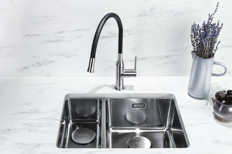 Omoikiri Yatomi-BN-BL латунь/нерж. сталь/черный шланг смеситель